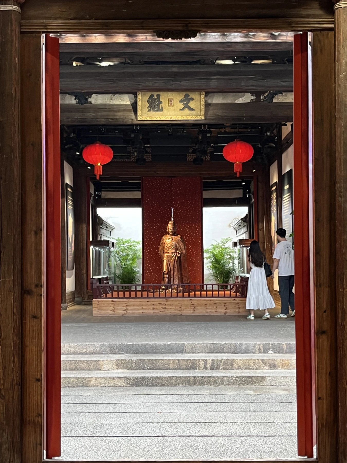 门内的红灯笼，摄影作品