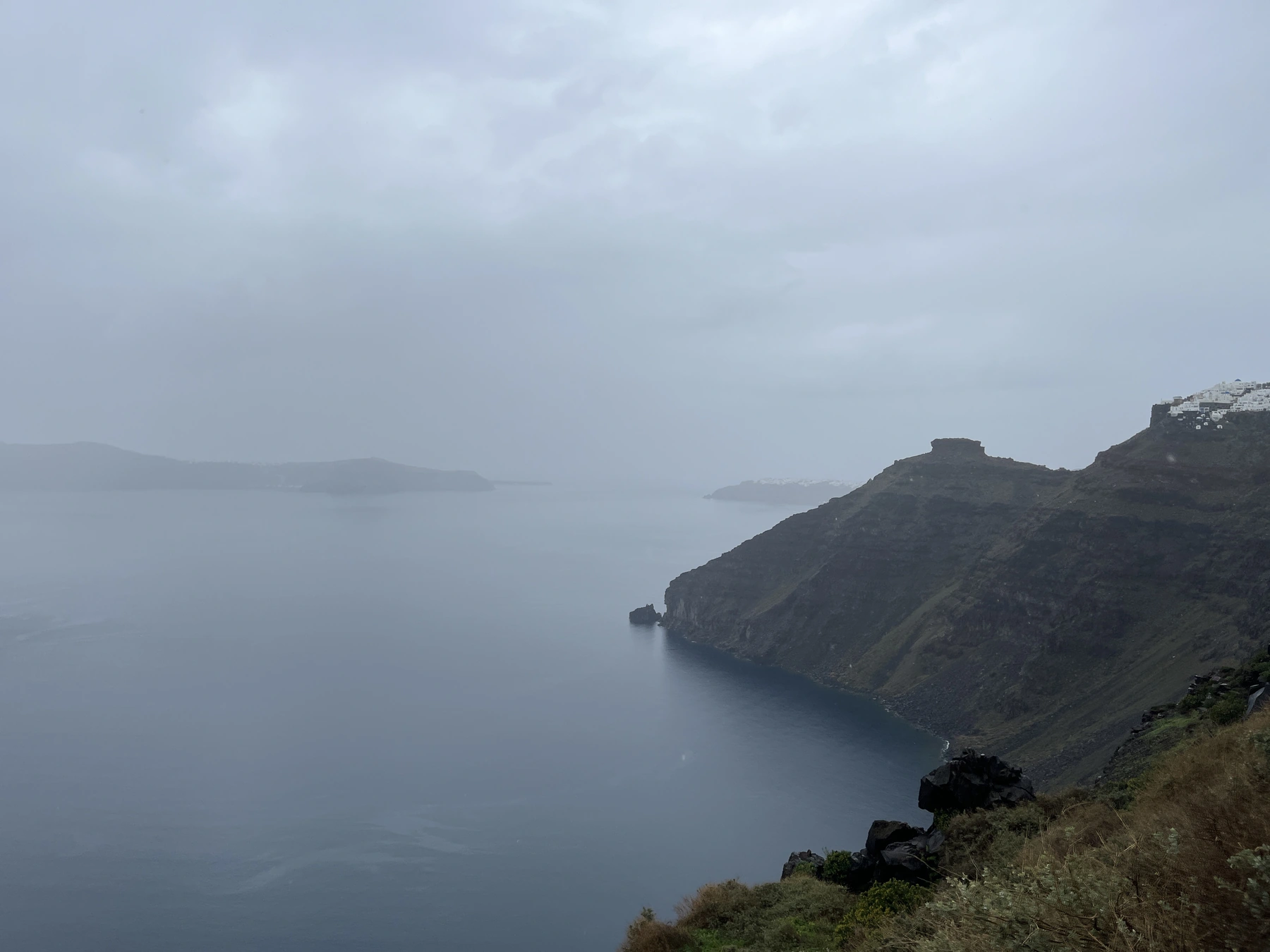 雾中的火山岛，希腊旅行摄影
