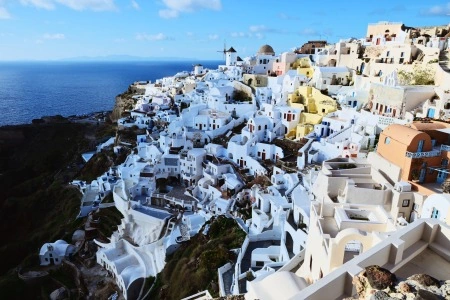 俯瞰白色村落，希腊旅行摄影