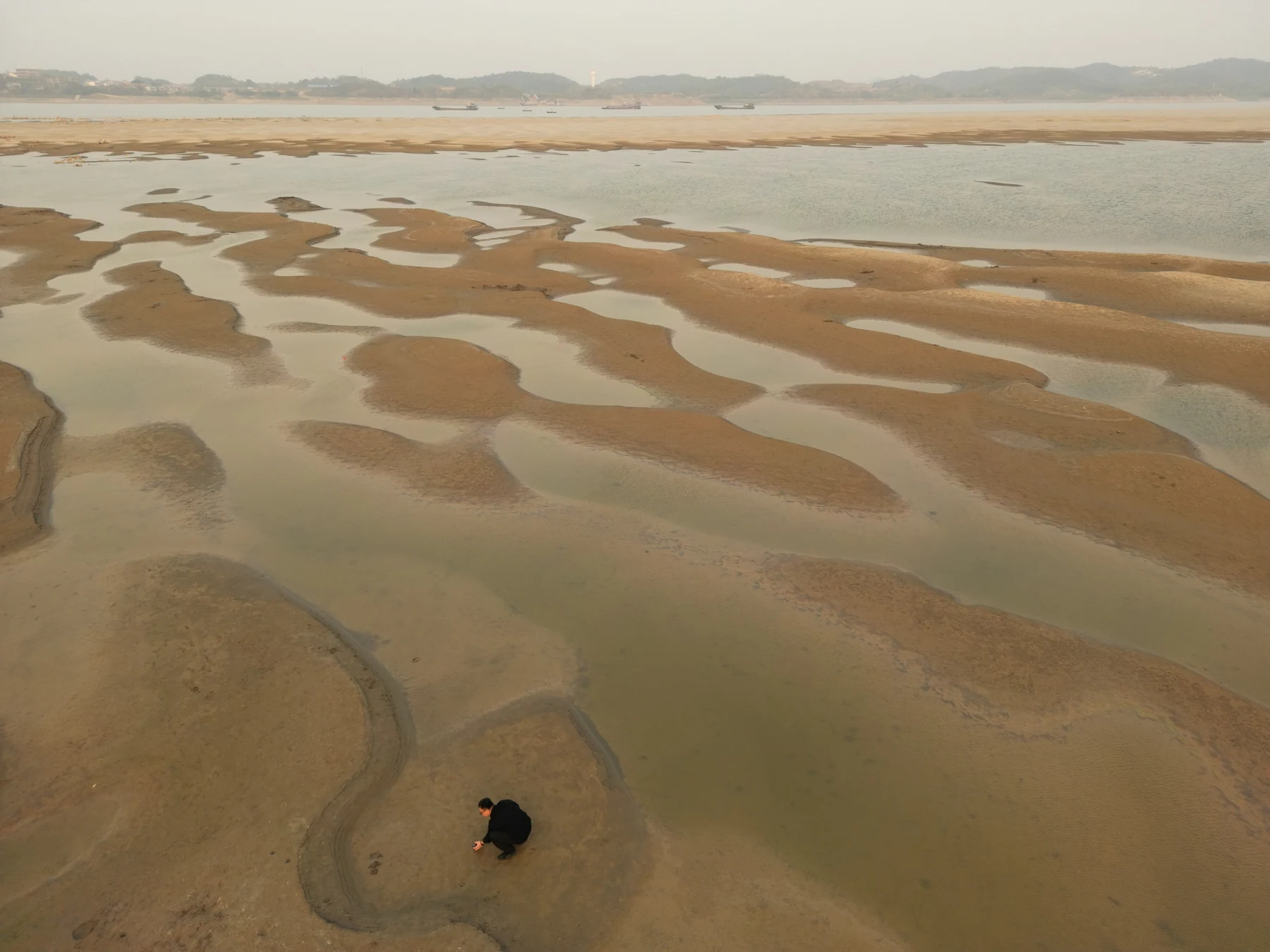 航拍浅色水域与金色沉积纹理