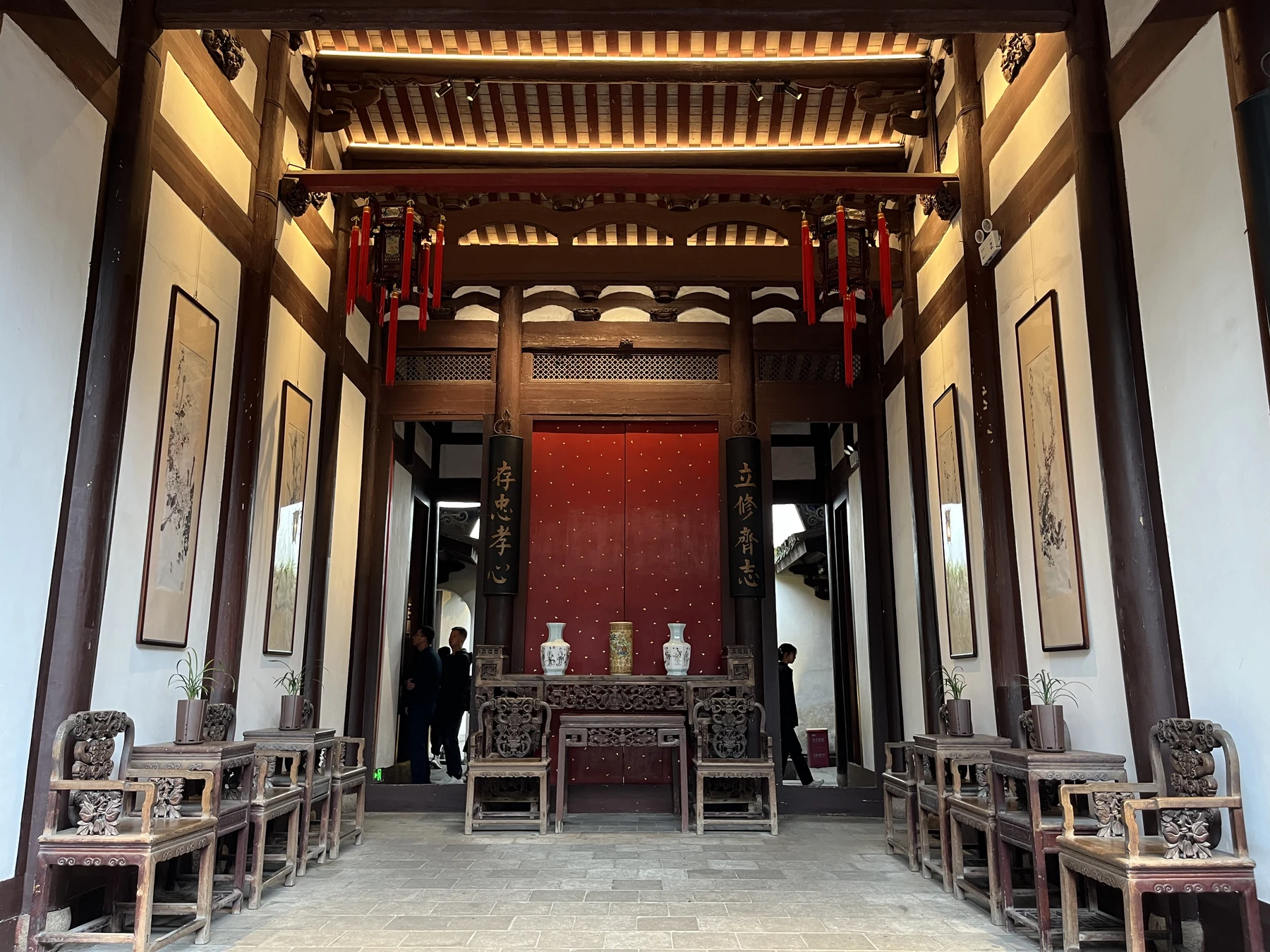 红色廊柱在寺庙里形成对称透视